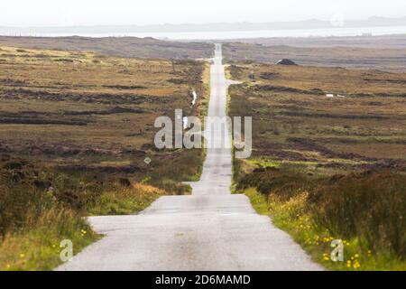 Strada commerciale sopra la brughiera, Uist del nord, Ebridi esterne Foto Stock