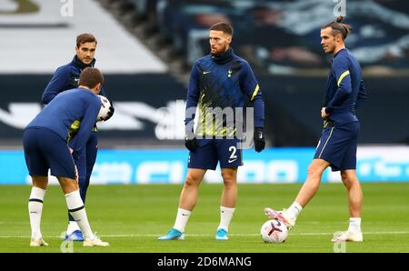 Da sinistra a destra, ben Davies di Tottenham Hotspur, Harry Winks, Matt Doherty e Gareth Bale si riscaldano prima della partita della Premier League al Tottenham Hotspur Stadium di Londra. Foto Stock