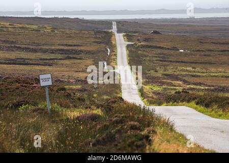 Strada commerciale sopra la brughiera, Uist del nord, Ebridi esterne Foto Stock