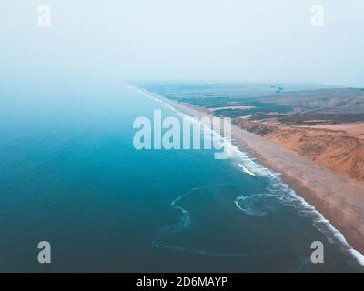 Vista aerea di una lunga costa del famoso Point Parco nazionale di Reyes in California Foto Stock