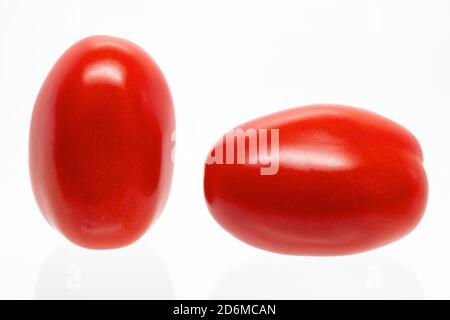 Pomodori freschi di pera rossa, mini pomodori, su fondo bianco. Foto Stock