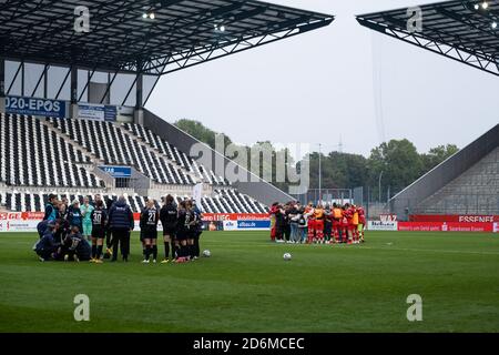 Essen, Germania. 18 ottobre 2020. Entrambe le squadre si sono arenate dopo la partita Frauen Bundesliga tra SGS Essen e Bayer 04 Leverkusen allo Stadion Essen in Germania. HERZBERG Credit: SPP Sport Press Photo. /Alamy Live News Foto Stock