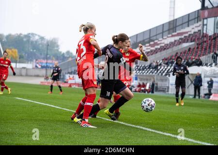 Essen, Germania. 18 ottobre 2020. Dura battaglia per la palla durante il gioco Frauen Bundesliga tra SGS Essen e Bayer 04 Leverkusen allo Stadion Essen in Germania. HERZBERG Credit: SPP Sport Press Photo. /Alamy Live News Foto Stock