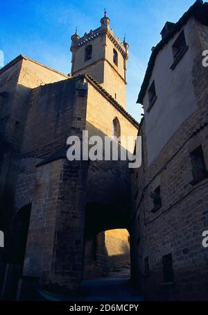 Via e chiesa. Uncastillo, provincia di Saragozza, Aragona, Spagna. Foto Stock