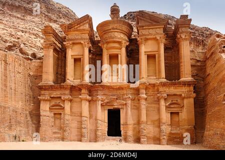 El Deir - il monastero di Petra, Giordania, con una persona in piedi di fronte. Foto Stock