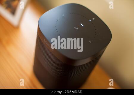 Altoparlante intelligente Sonos in una casa inglese accanto a a. router wireless e fotografie Foto Stock