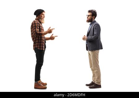 Foto di profilo a lunghezza intera di due uomini bearded in piedi e. parlare isolato su sfondo bianco Foto Stock
