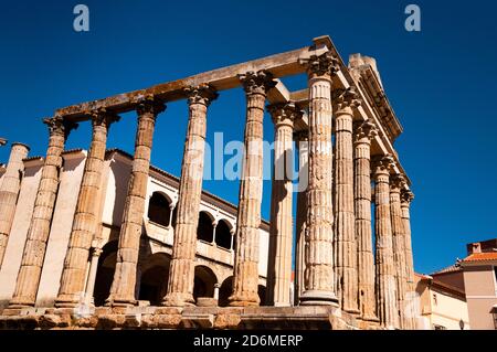 Colonne scanalate corinzie del Tempio di Diana a Mérida, Spagna. Foto Stock