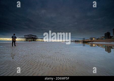 Un fotografo di sesso maschile che fotografa il West Pier al tramonto, Brighton, Hove, East Sussex, Inghilterra, UK, GB Foto Stock