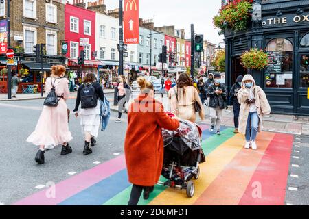 Acquirenti e turisti in un'attraversamento pedonale arcobaleno a Camden Town, Londra, Regno Unito Foto Stock