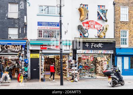 Negozi e boutique nella popolare e trendy area di Camden High Street, di solito molto trafficata, durante la pandemia del coronavirus, Londra, Regno Unito Foto Stock