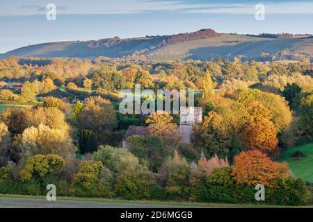 Vista autunnale sul villaggio di Shalbourne con Ham Hill e Inkpen Hill dietro al tramonto, Wiltshire, Inghilterra, Regno Unito, Europa Foto Stock