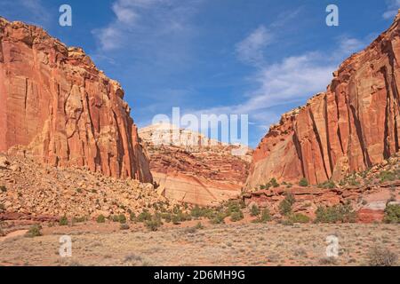 Esaminando il Capitol Gorge nel Capitol Reef National Park nello Utah Foto Stock