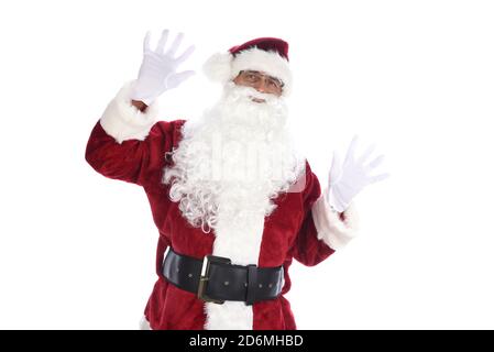 Uomo anziano in costume tradizionale di Babbo Natale con le mani in aria comportandosi sorpreso o scioccato. Isolato su bianco. Foto Stock