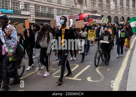 Londra, Regno Unito. 18 ottobre 2020. La gente marciò lungo Regent Street durante una protesta All Black Lives, mentre chiede riforme in Nigeria. Credit: Stephen Chung / Alamy Live News Foto Stock