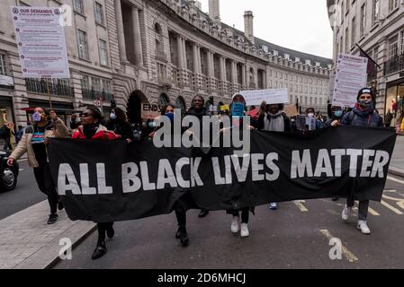 Londra, Regno Unito. 18 ottobre 2020. La gente marciò lungo Regent Street durante una protesta All Black Lives, mentre chiede riforme in Nigeria. Credit: Stephen Chung / Alamy Live News Foto Stock