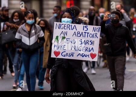 Londra, Regno Unito. 18 ottobre 2020. La gente marciò lungo Regent Street durante una protesta All Black Lives, mentre chiede riforme in Nigeria. Credit: Stephen Chung / Alamy Live News Foto Stock