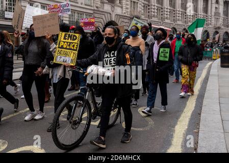 Londra, Regno Unito. 18 ottobre 2020. La gente marciò lungo Regent Street durante una protesta All Black Lives, mentre chiede riforme in Nigeria. Credit: Stephen Chung / Alamy Live News Foto Stock