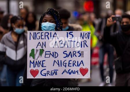 Londra, Regno Unito. 18 ottobre 2020. La gente marciò lungo Regent Street durante una protesta All Black Lives, mentre chiede riforme in Nigeria. Credit: Stephen Chung / Alamy Live News Foto Stock