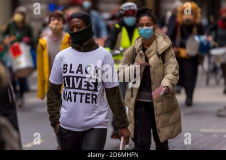 Londra, Regno Unito. 18 ottobre 2020. La gente marciò lungo Regent Street durante una protesta All Black Lives, mentre chiede riforme in Nigeria. Credit: Stephen Chung / Alamy Live News Foto Stock