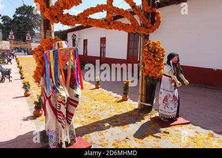 Situato a 20 minuti da Patzcuaro, Erongaricuaro (che significa 'luogo d'attesa' in lingua Purepecha), celebra il giorno dei morti del Messico. Foto Stock