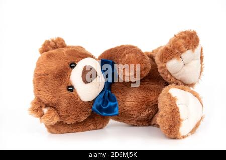 Peluche orsacchiotto con arco a nastro blu, giocattolo carino Foto Stock