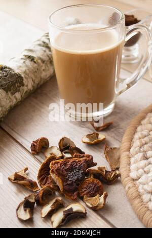 Caffè a fungo tendenza superfood. Caffeina latte, cappuccino. Immagine verticale Foto Stock