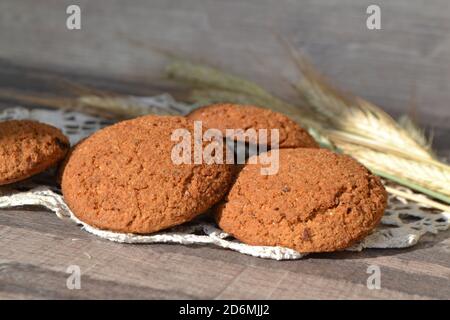 biscotti oat e pikelets su guardaroba di sackcloth Foto Stock