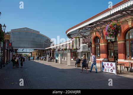 Windsor, Berkshire, Inghilterra, Regno Unito. 2020. La storica stazione centrale di Windsor ed Eton e il complesso commerciale Windsor Royal a Berkshire, Inghilterra. Foto Stock