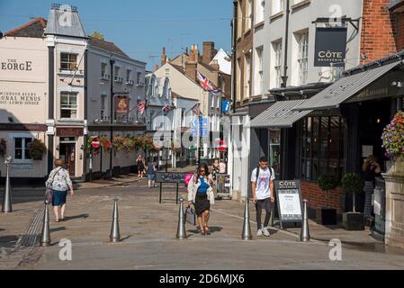 Eton, Buckinghamshire, Inghilterra, Regno Unito. 2020. Eton High Street visto dal ponte Windsor Eton con i suoi negozi e pub. Foto Stock