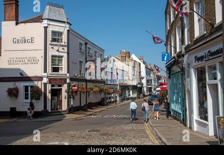 Eton, Buckinghamshire, Inghilterra, Regno Unito. 2020. Eton High Street visto dal ponte Windsor Eton con i suoi negozi e pub. Foto Stock