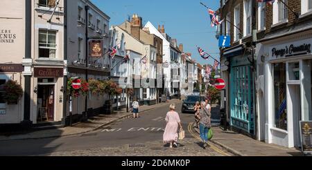 Eton, Buckinghamshire, Inghilterra, Regno Unito. 2020. Eton High Street visto dal ponte Windsor Eton con i suoi negozi e pub. Foto Stock