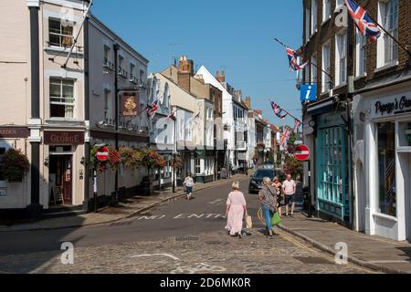 Eton, Buckinghamshire, Inghilterra, Regno Unito. 2020. Eton High Street visto dal ponte Windsor Eton con i suoi negozi e pub. Foto Stock