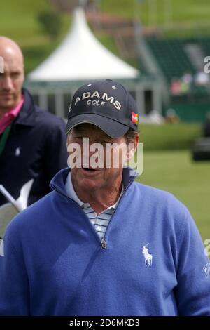 Turnberry, Ayrshire, Scozia, Regno Unito. Tom Watson con la targa che commemora il suo Campionato Open 1977 "Duel in the Sun" con Jack Nicklaus. Foto Stock