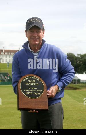 Turnberry, Ayrshire, Scozia, Regno Unito. Tom Watson con la targa che commemora il suo Campionato Open 1977 "Duel in the Sun" con Jack Nicklaus. Foto Stock