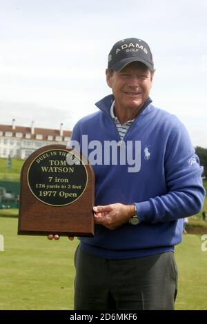 Turnberry, Ayrshire, Scozia, Regno Unito. Tom Watson con la targa che commemora il suo Campionato Open 1977 "Duel in the Sun" con Jack Nicklaus. Foto Stock