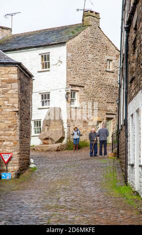 Le strette strade acciottolate del villaggio Cumbriano di Dent A Dentdale nel Parco Nazionale delle Valli dello Yorkshire Cumbria England REGNO UNITO Foto Stock
