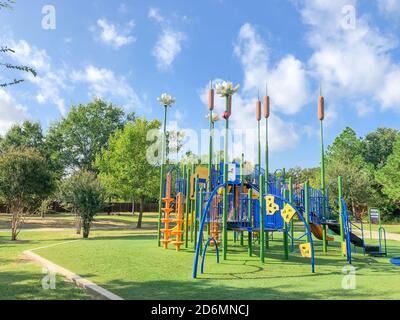 Grande parco giochi nei dintorni con erba artificiale a Flower Mound, Texas, America Foto Stock