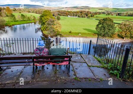 Le persone che godono la vista sul fiume Lune dal Punto di osservazione della vista di Ruskin nella città mercato Cumbrian di Kirkby Lonsdale Cumbria Inghilterra Regno Unito Foto Stock