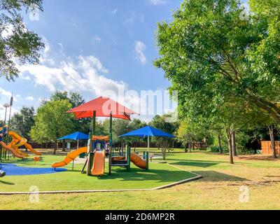 Area residenziale con vele all'ombra e erba artificiale a Flower Mound, Texas, USA Foto Stock