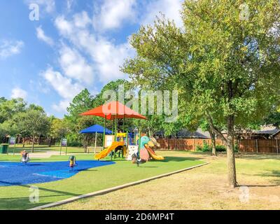 Area residenziale con vele all'ombra e erba artificiale a Flower Mound, Texas, USA Foto Stock