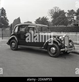 Anni '60, storica, un'elegante automobile Rover 16 parcheggiata all'ingresso di un parco suburbano, Londra del sud, Inghilterra, Regno Unito. Una berlina a quattro porte con una velocità massima di 77 km/h, costruita e costruita tra il 1937 e il 1940. Foto Stock