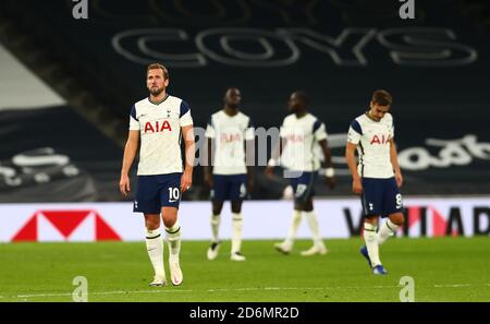 Harry Kane di Tottenham Hotspur (a sinistra) appare deposto dopo che il suo fianco ha ceduto un terzo goal durante la partita della Premier League al Tottenham Hotspur Stadium, Londra. Foto Stock