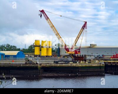 Turbina eolica pezzi di transizione in costruzione sulla banchina a Wilton gruppo cantiere di fabbricazione a Port Clarence sul Fiume Tees Foto Stock