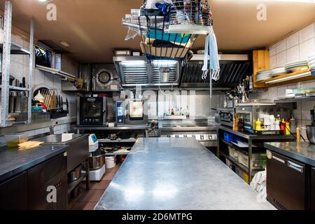 Interno di una grande cucina di un moderno e lussuoso ristorante che include utensili da cucina Foto Stock