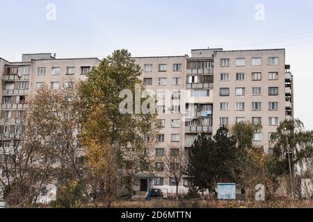 Antico edificio di appartamenti di costruzione sovietica Foto Stock