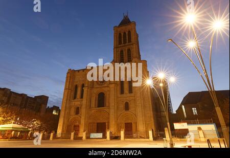 La Basilica di Saint-Denis è il simbolo per 1000 anni dei legami della famiglia reale francese con il cristianesimo. Parigi. Francia. Foto Stock