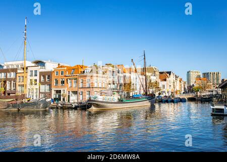 Vista pittoresca di barche e case lungo 'Galgewater', parte dell'Oude Rijn nel centro della città di Leiden, Olanda. Foto Stock