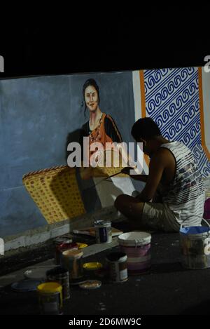 Guwahati, Assam, India. 18 Ott 2020. Artista pittura murale in un volo di nuova costruzione prima dell'inaugurazione durante Unlock 5 a Guwahati Assam India Domenica 18 ottobre 2020. Credit: Dasarath Deka/ZUMA Wire/Alamy Live News Foto Stock