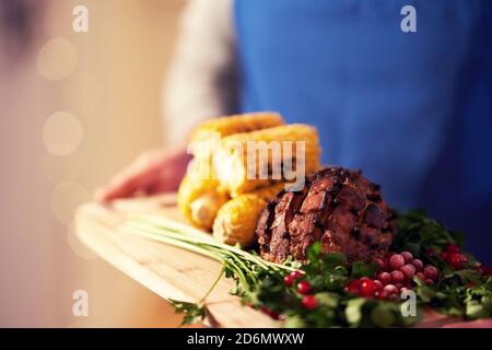 Prosciutto di Natale servito sul tavolo Foto Stock